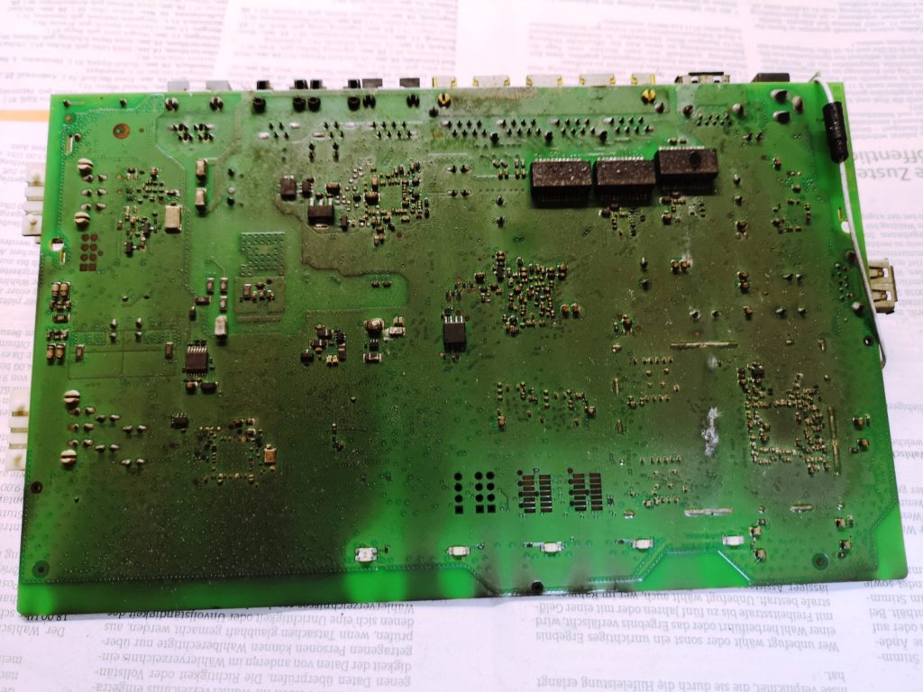 Rückseite der FritzBox Platine vor Reinigung